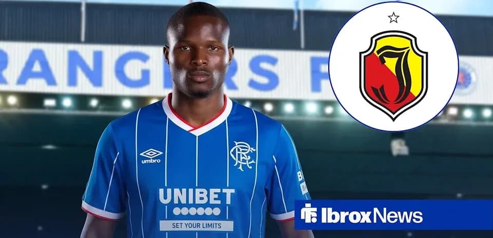 Joueur de Rangers FC en maillot bleu sur le terrain