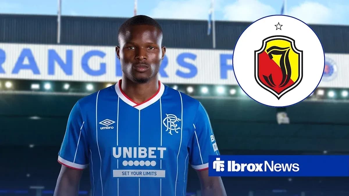Joueur de Rangers FC en maillot bleu sur le terrain