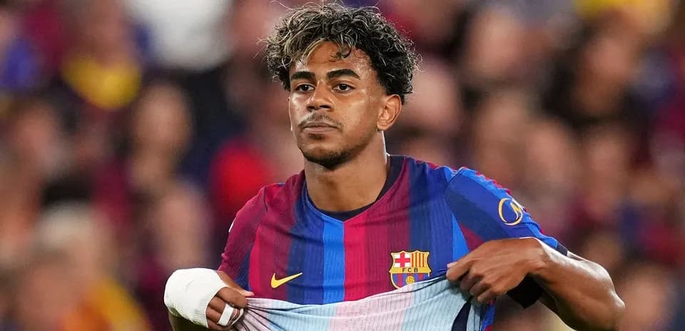 Joueur du FC Barcelone retirant son maillot sur le terrain