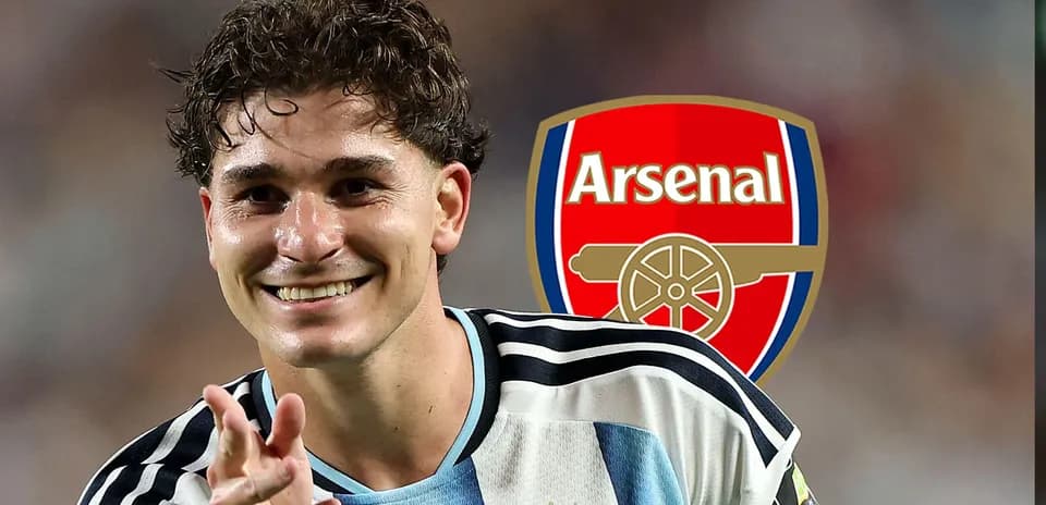 Joueur argentin célébrant avec le logo d'Arsenal en arrière-plan