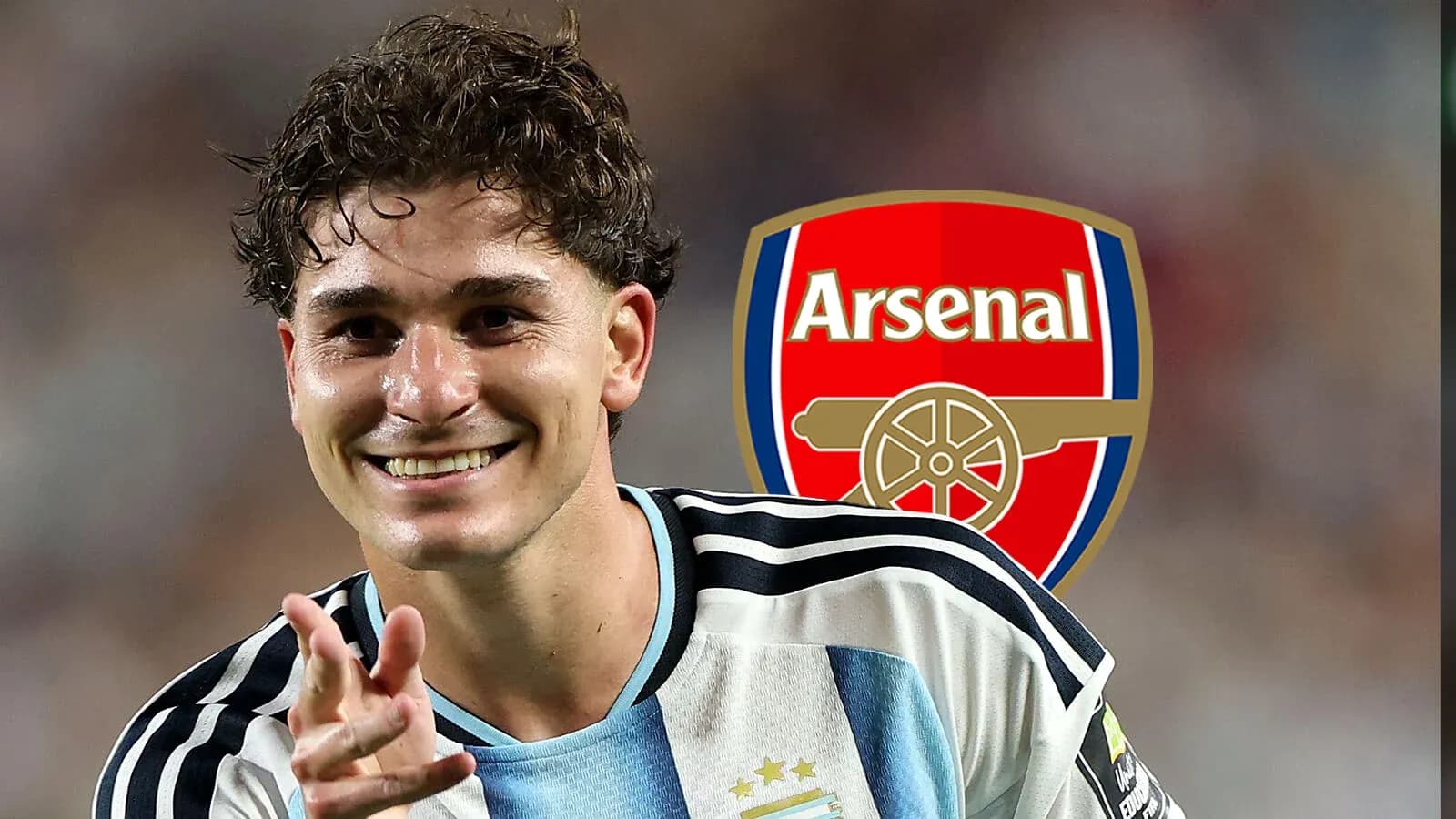 Joueur argentin célébrant avec le logo d'Arsenal en arrière-plan