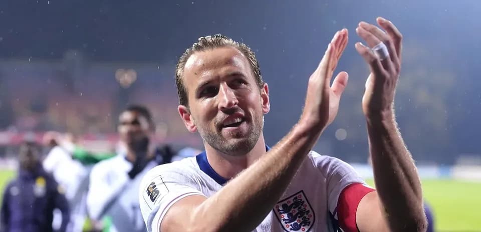 Joueur anglais applaudissant après le match sous la pluie