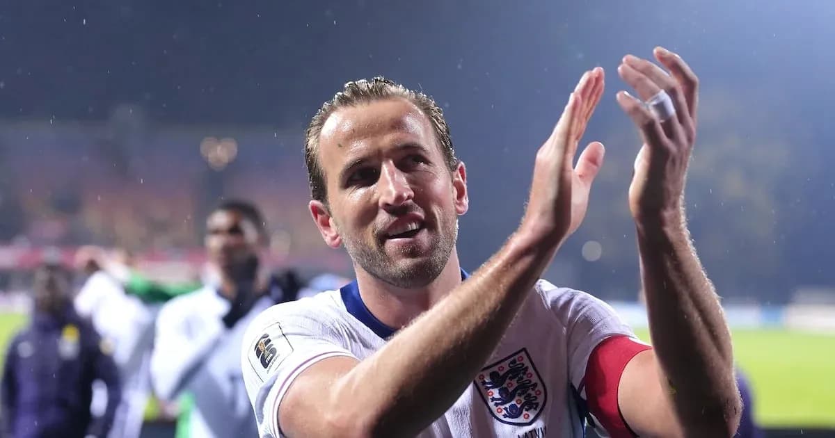 Joueur anglais applaudissant après le match sous la pluie