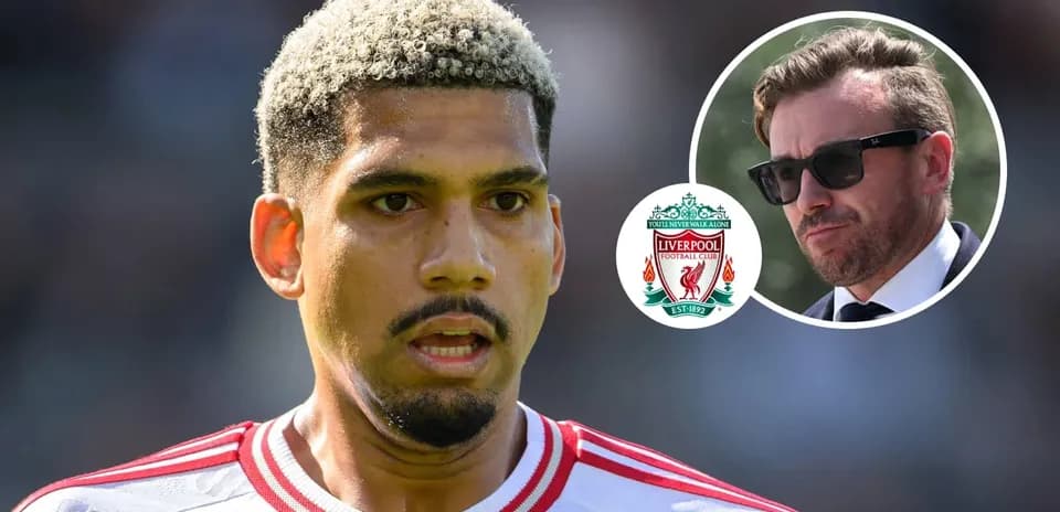 Joueur de football avec logo de Liverpool en arrière-plan