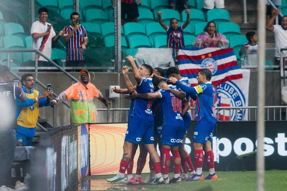 Joueurs de Bahia célébrant un but