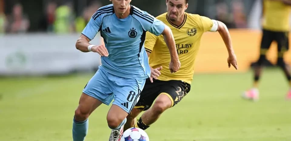 Joueur de Slovan Bratislava dribblant un adversaire