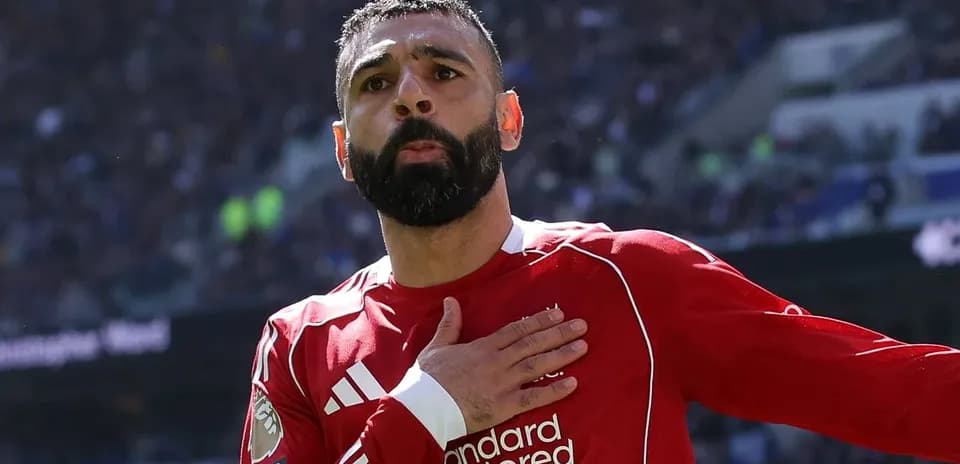 Joueur célébrant un but avec le maillot rouge