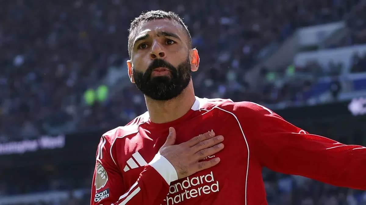 Joueur célébrant un but avec le maillot rouge