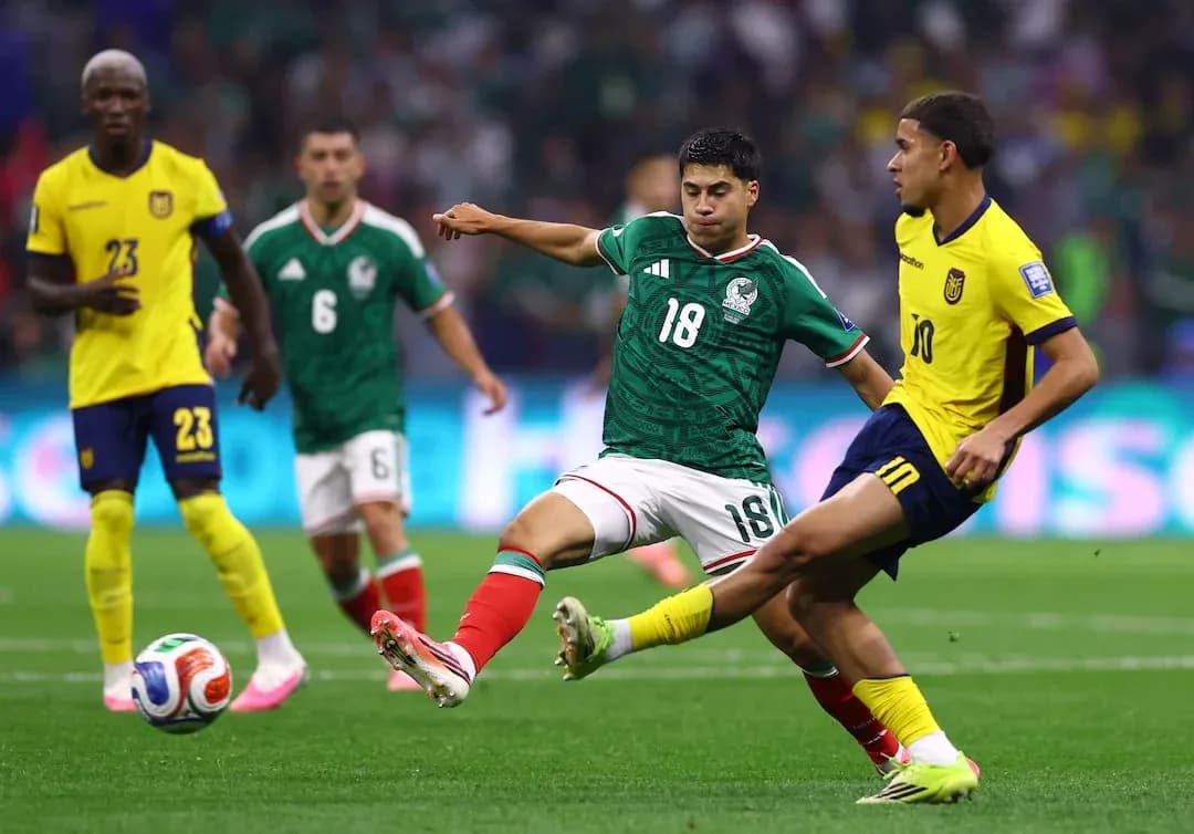 Un joueur mexicain défend contre un joueur équatorien