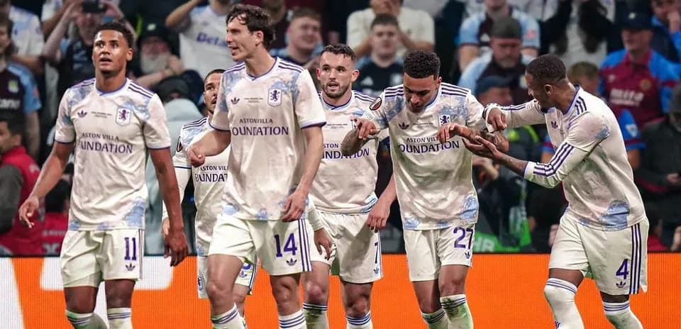 Joueurs d'Aston Villa célébrant un but ensemble