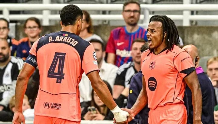 Deux joueurs de football en discussion sur le terrain
