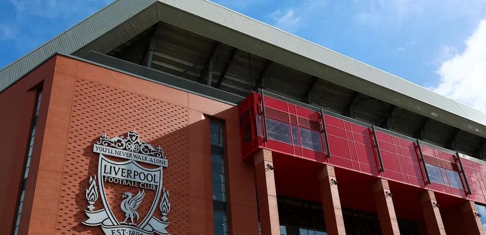 Façade du stade Liverpool Football Club avec logo