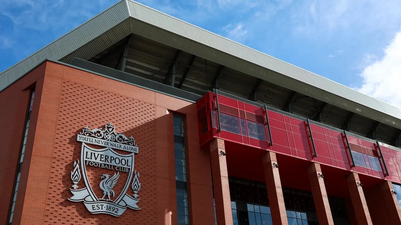 Façade du stade Liverpool Football Club avec logo
