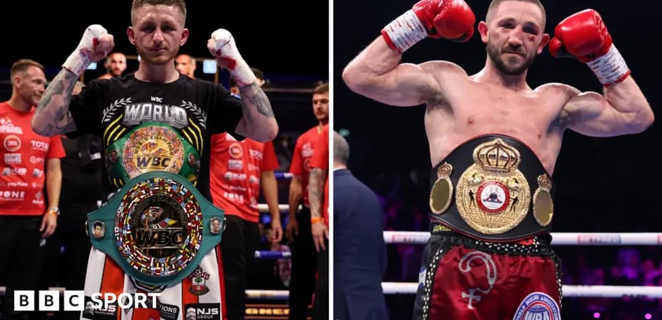 Deux boxeurs avec ceintures de champions sur le ring
