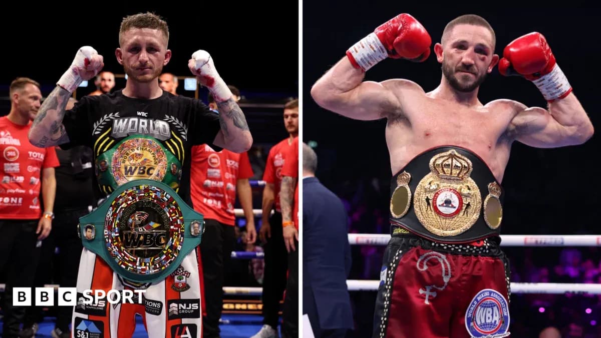 Deux boxeurs avec ceintures de champions sur le ring