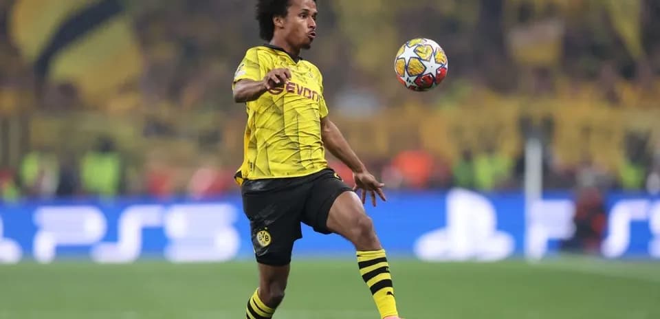 Joueur de Borussia Dortmund contrôlant le ballon en match