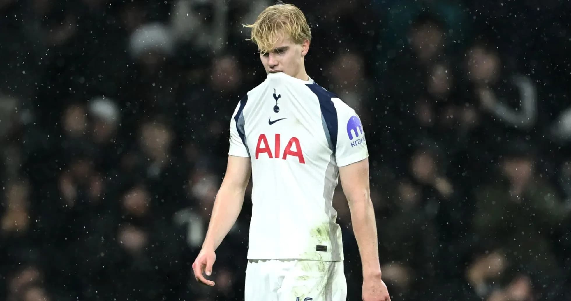 Joueur de Tottenham avec le maillot sale sous la pluie