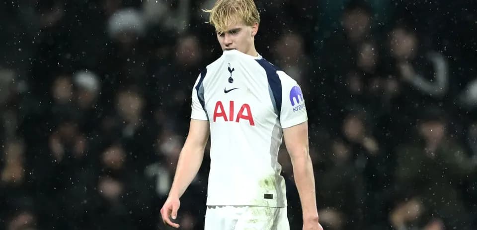 Joueur de Tottenham avec le maillot sale sous la pluie