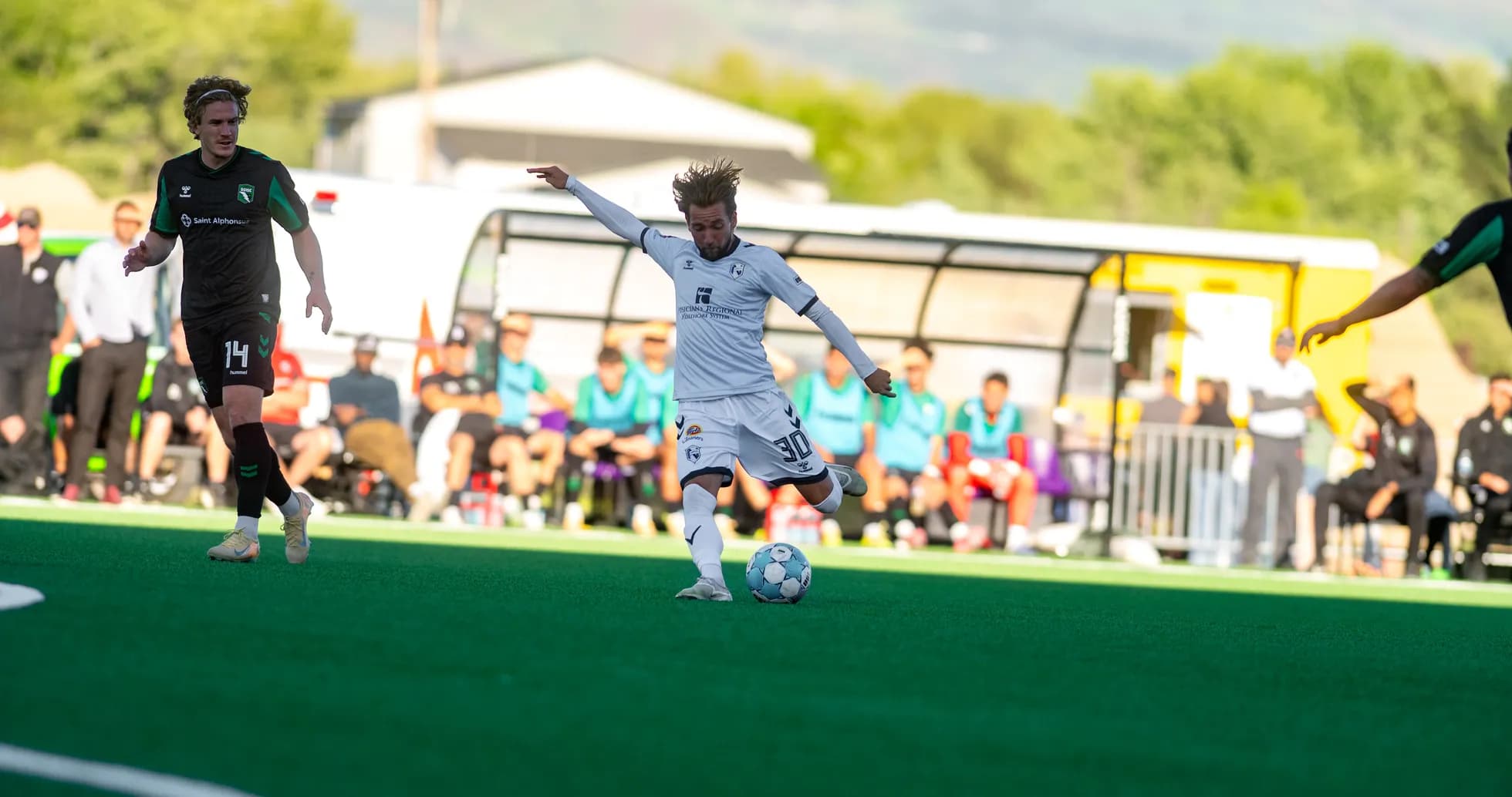 Joueur dribblant pendant le match de football