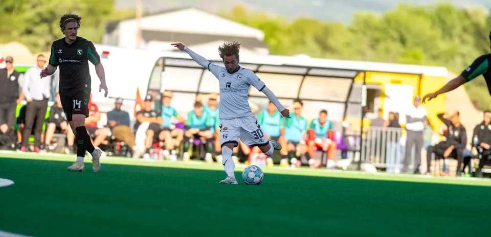 Joueur dribblant pendant le match de football