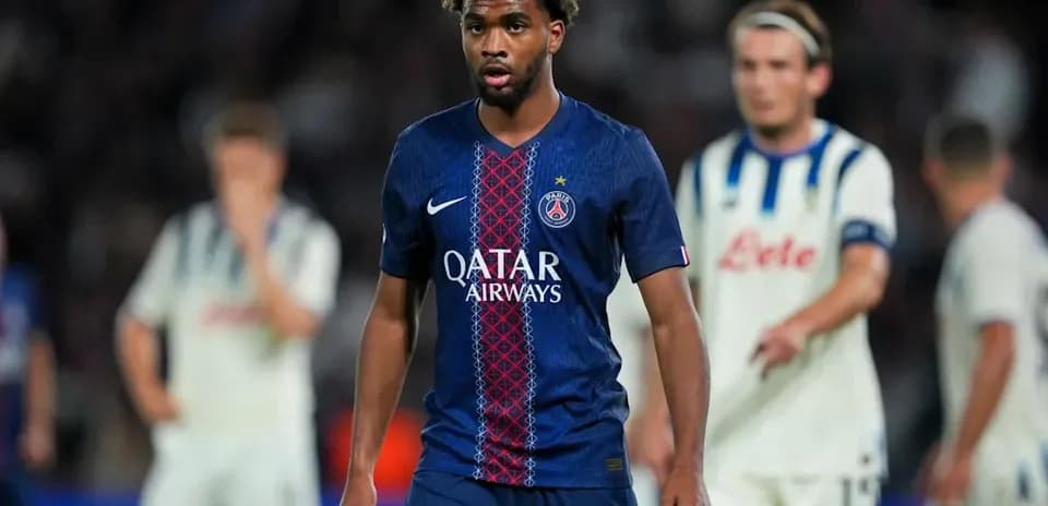 Joueur du PSG portant le numéro 9 sur le terrain