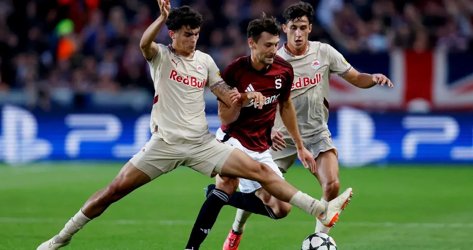 Deux joueurs de Red Bull Salzburg en action