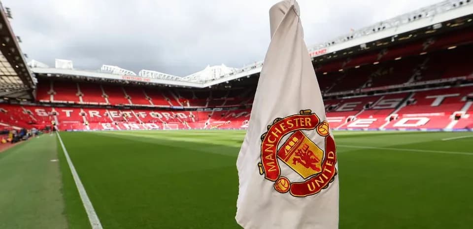 Drapeau de corner avec logo de Manchester United au stade