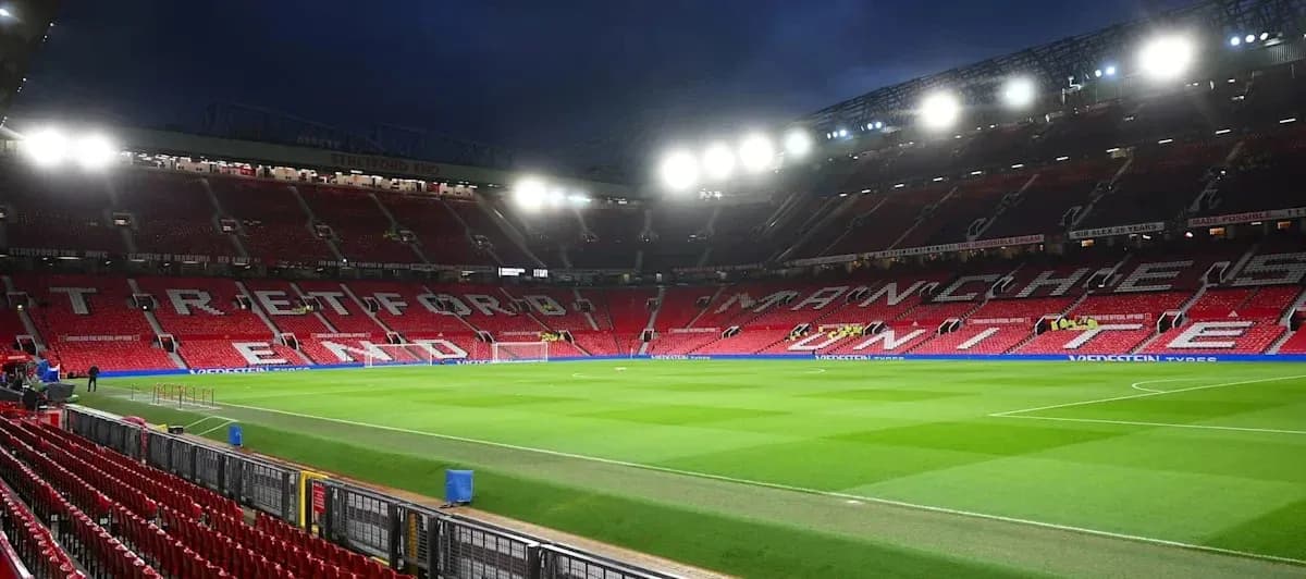 Stade Old Trafford avec les sièges vides Stade Old Trafford avec les sièges vides