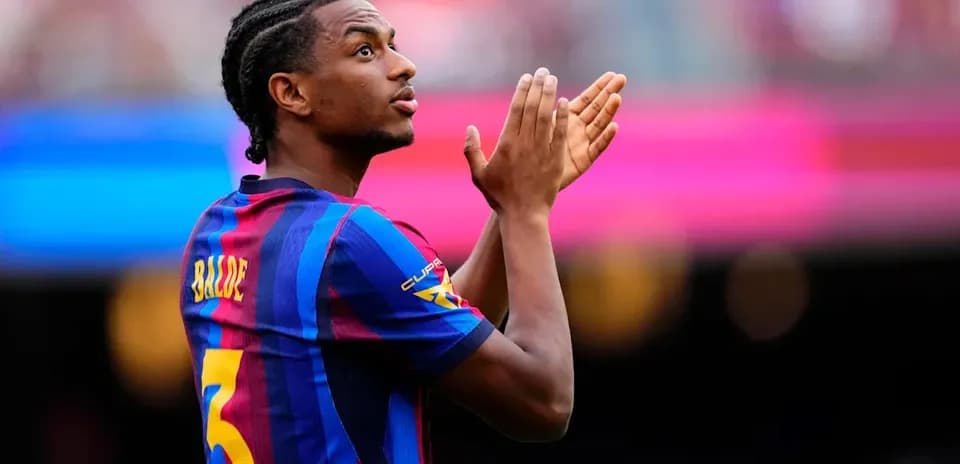 Joueur applaudissant au stade avec maillot du FC Barcelone