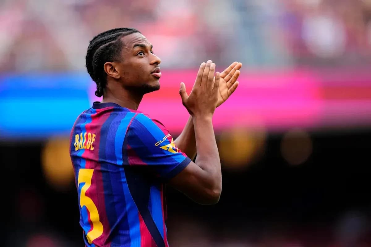 Joueur applaudissant au stade avec maillot du FC Barcelone