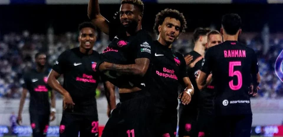 Joueurs de Sabah FA célébrant un but
