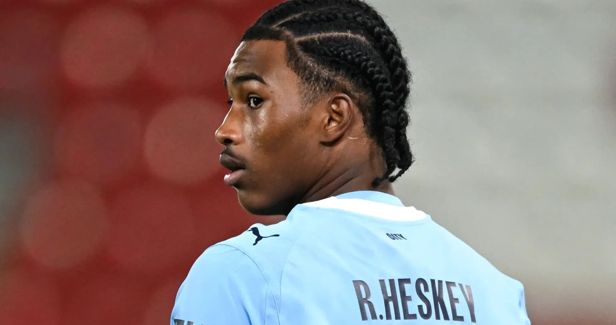 Joueur de football avec tresse regardant en arrière