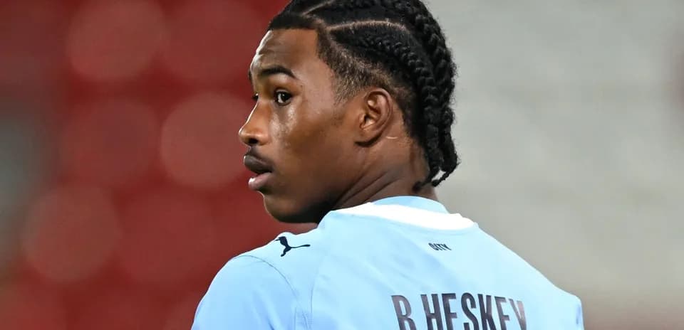 Joueur de football avec tresse regardant en arrière