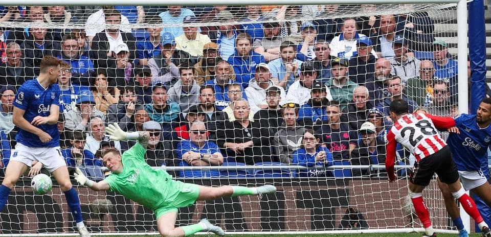 Un joueur tire au but pendant le match