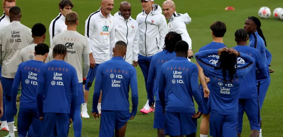 Équipe de France en discussion lors d'un entraînement
