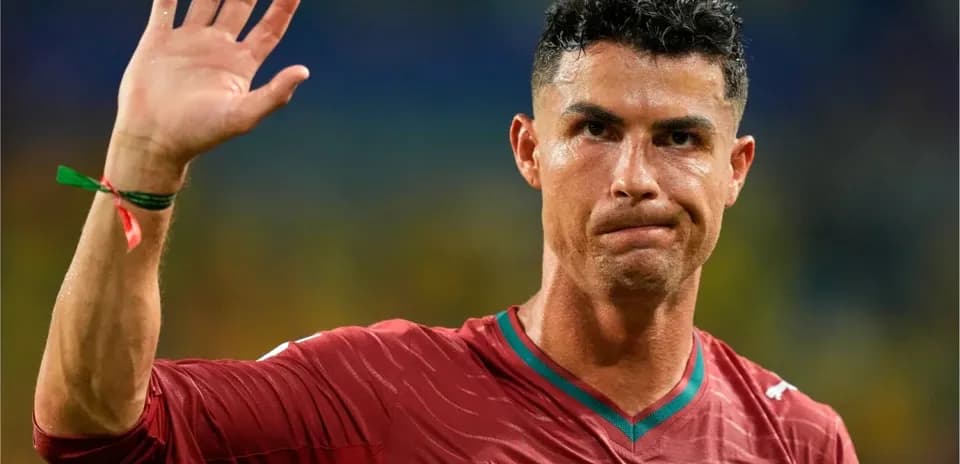 Joueur levant la main après un match