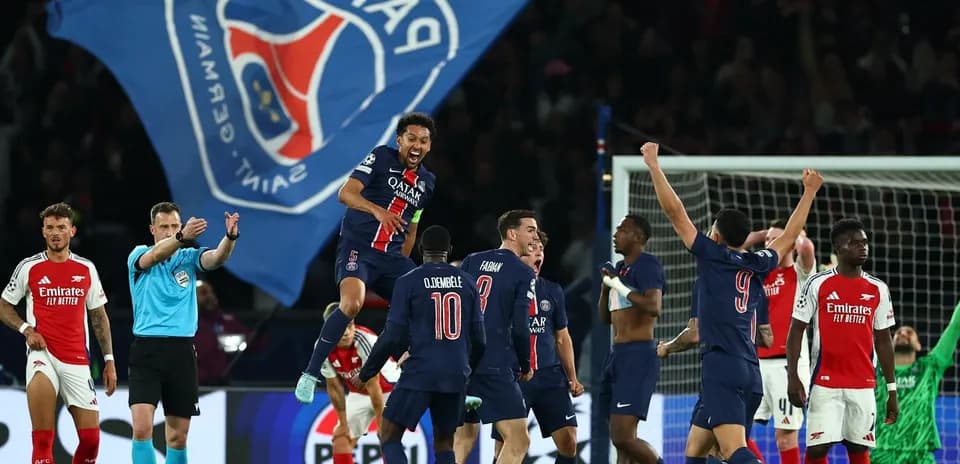 Joueurs du PSG célèbrent un but contre Arsenal