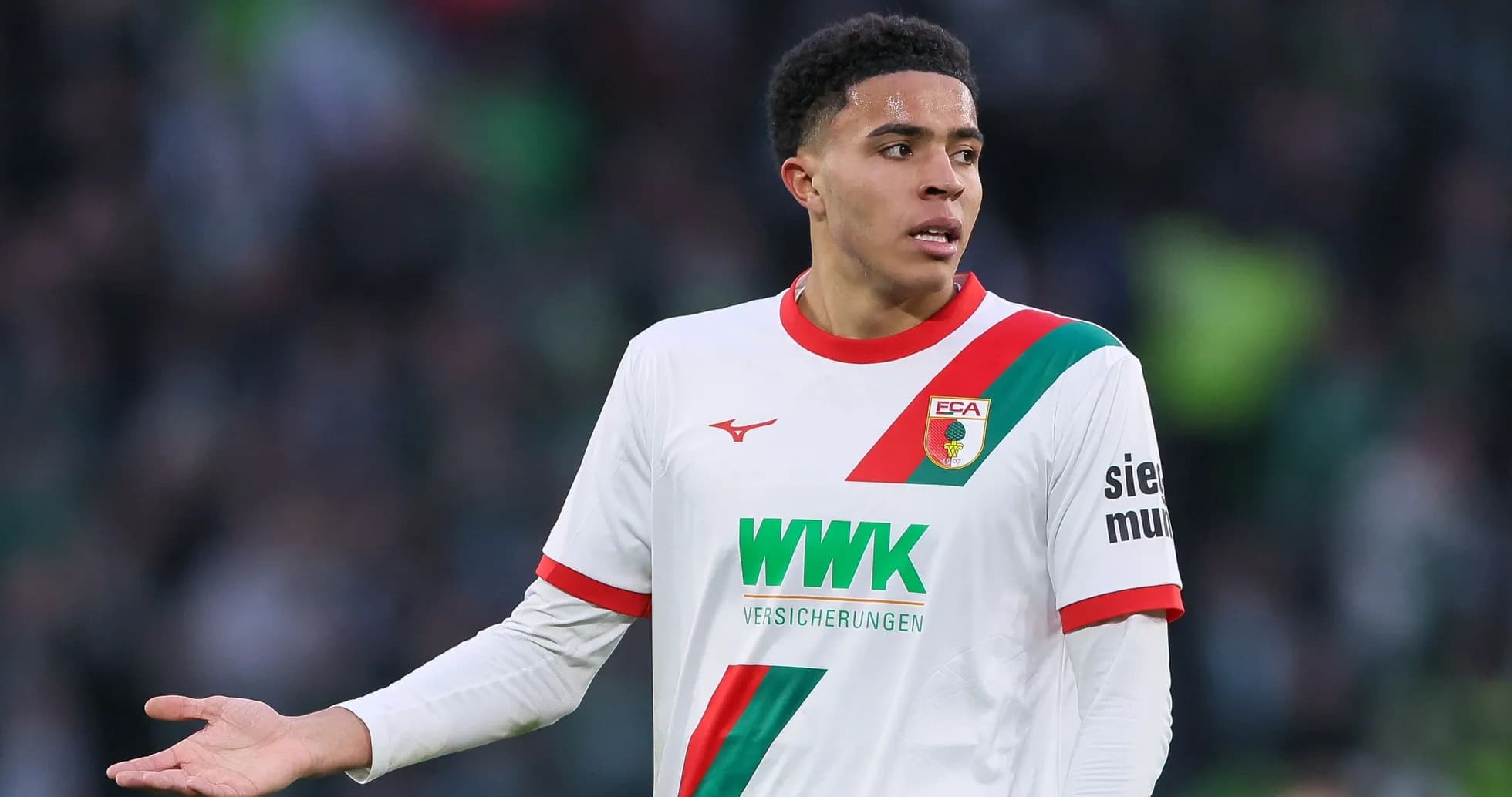 Joueur d'Augsbourg gesticulant sur le terrain