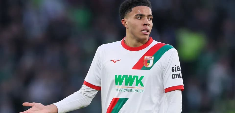 Joueur d'Augsbourg gesticulant sur le terrain
