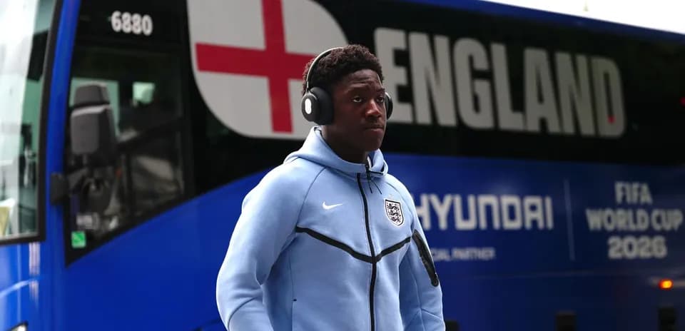 Joueur marchant près du bus de l'équipe d'Angleterre