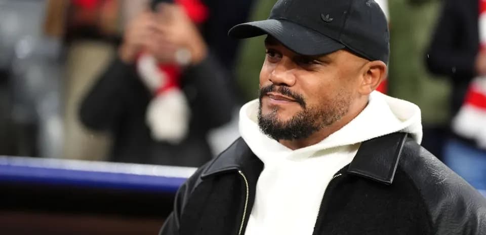 Homme portant une veste noire et un chapeau