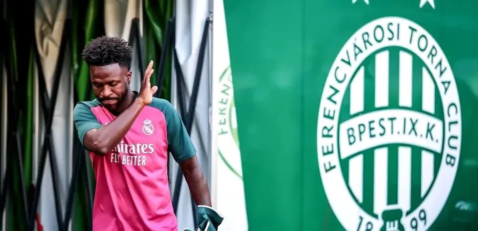 Joueur de Real Madrid entrant sur le terrain