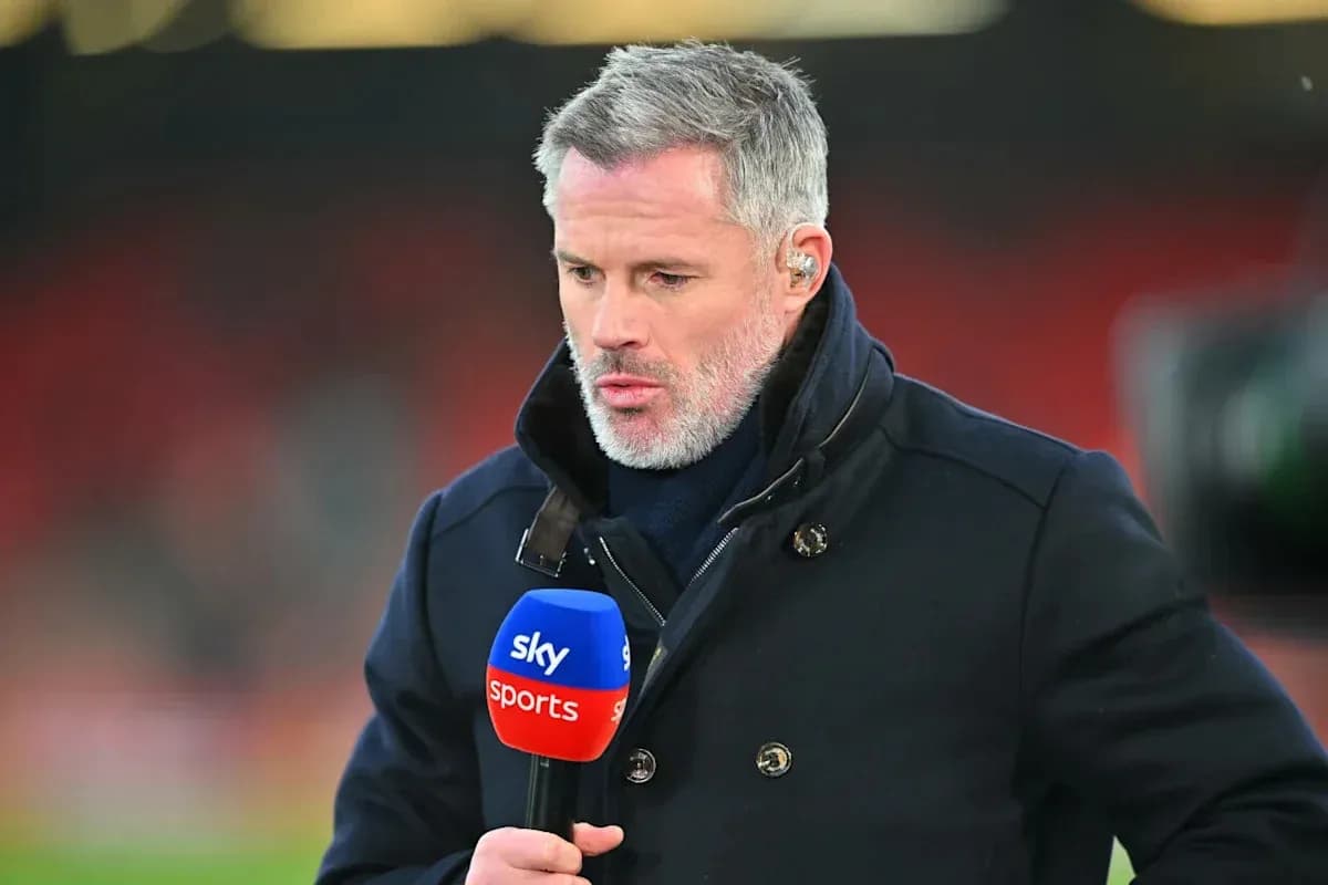 Analyste sportif avec micro Sky Sports en main