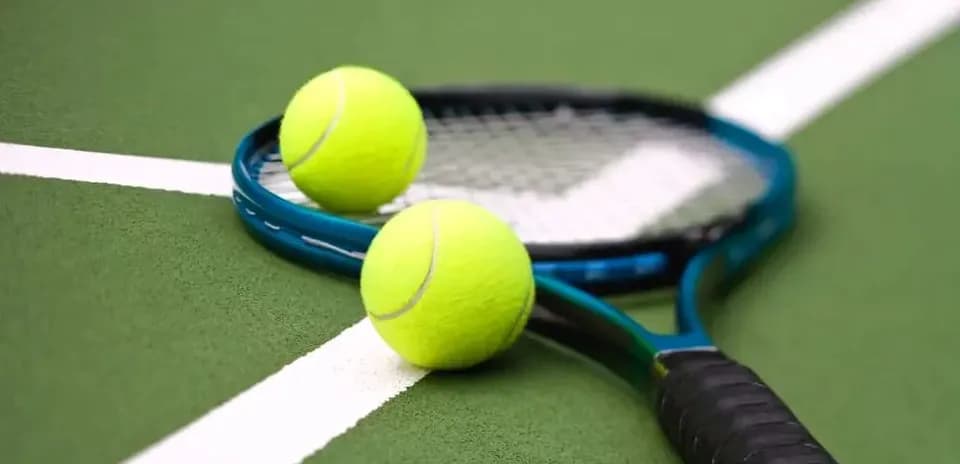 Deux balles de tennis sur une raquette