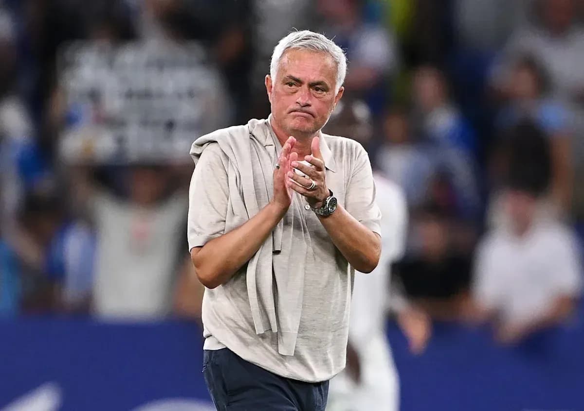 Entraîneur applaudissant après le match