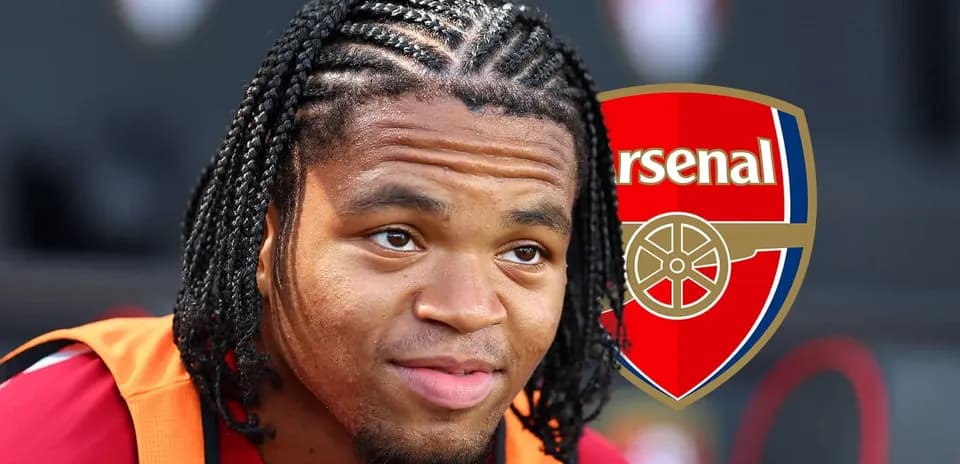 Joueur d'Arsenal avec des tresses regardant la caméra
