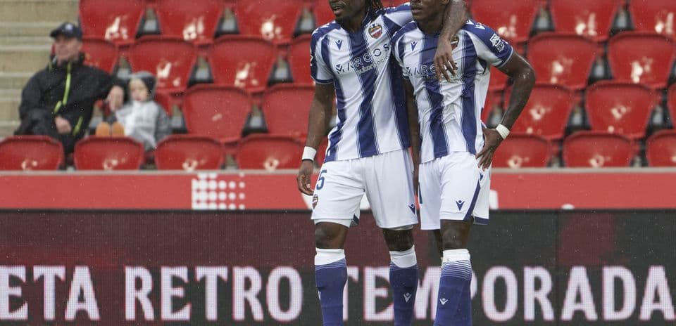 Deux joueurs de Levante célébrant un but