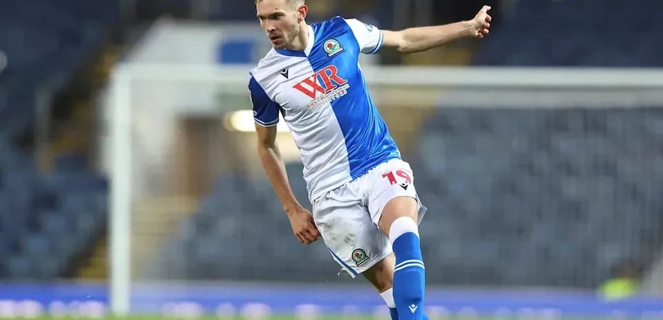 Joueur en train de frapper le ballon sur le terrain