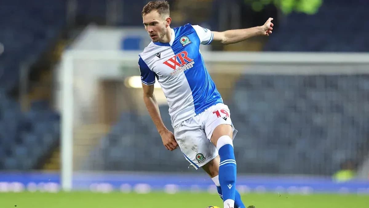 Joueur en train de frapper le ballon sur le terrain