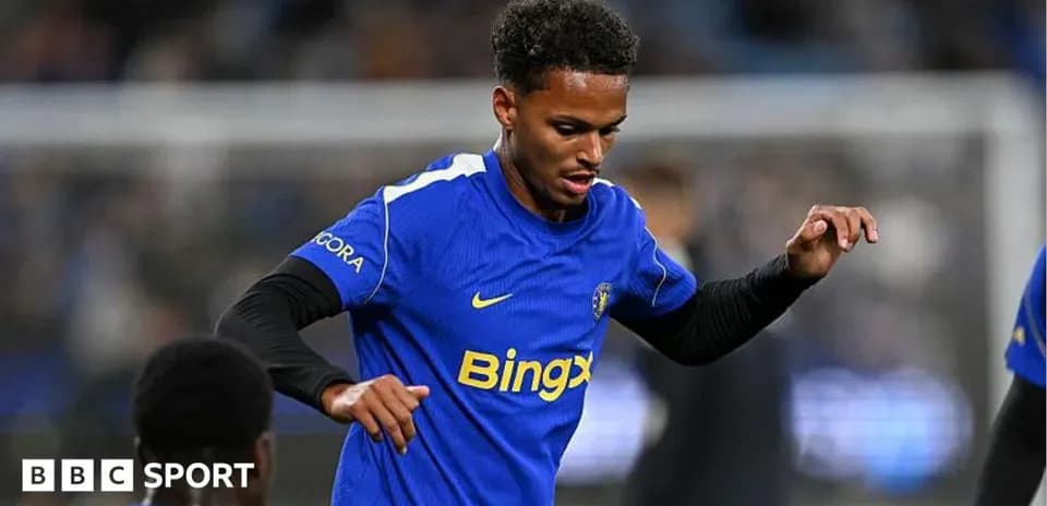 Joueur en maillot bleu s'entraînant sur le terrain